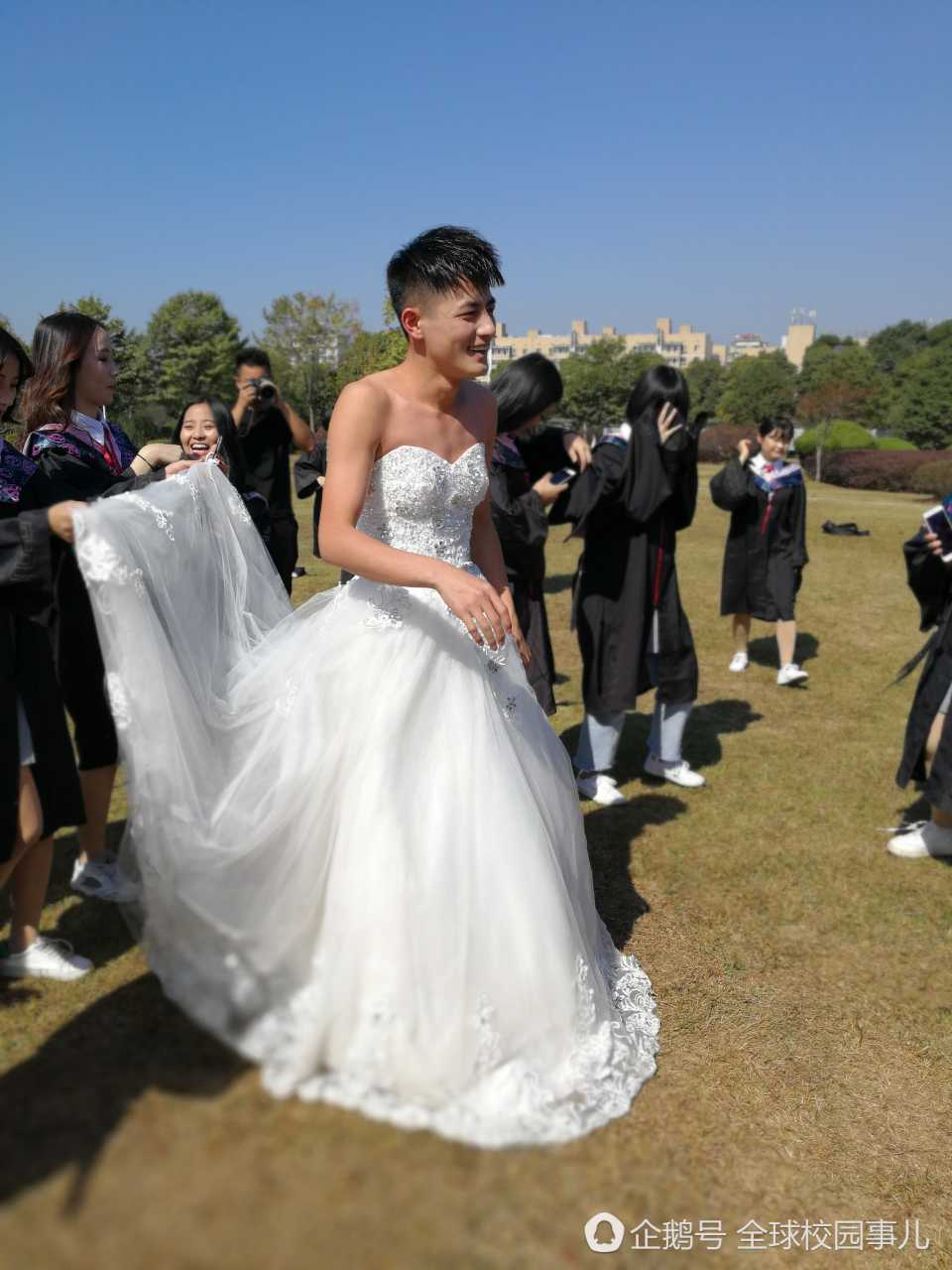 湖南一高校男班长穿婚纱和同学们拍毕业照