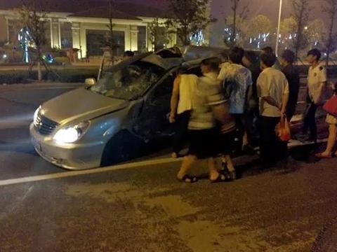 福州一路段，丰田霸道与别克想相撞，别克被撞烂，霸道车头受损