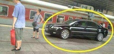 火车站站台遇见最牛的奥迪A6L