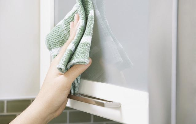 为什么窗户玻璃越擦反而越脏?多亏保洁阿姨支