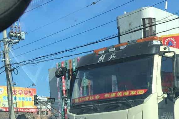 洮南百货大楼路口，清洁车与私家车发生刮碰