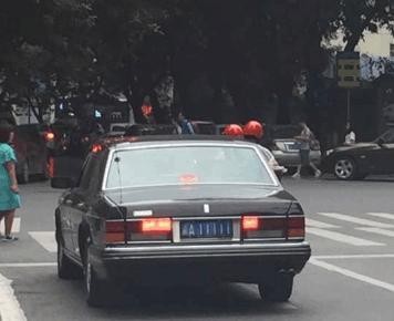 车牌5个1老款劳斯莱斯？看到轮毂油门都不怎么敢踩！