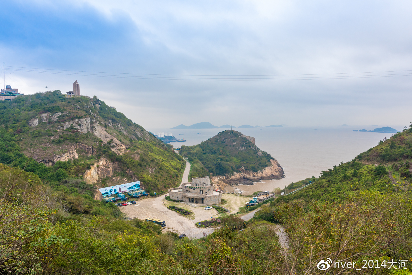 石塘还是新千年中国第一缕曙光照射到的地方.1月1日正值冬季,太阳直射