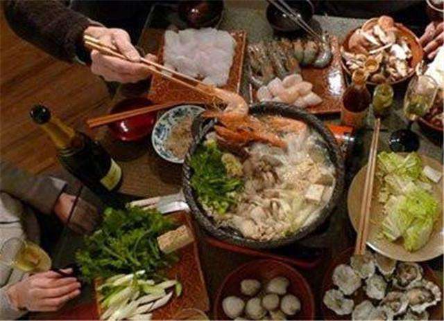都说外国人吃火锅后就疯狂了, 看看他们都是怎么吃的