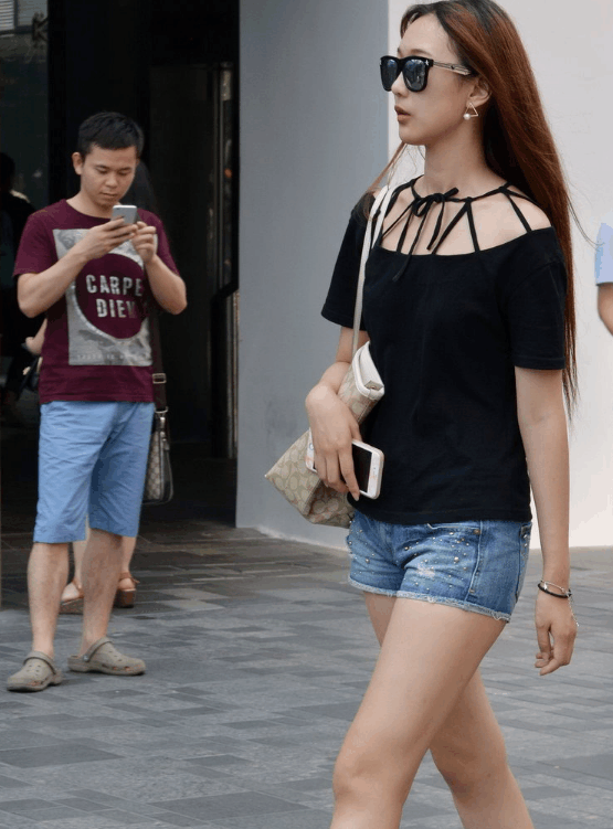 街拍: 小姐姐短裤太紧, 路人目光都落在她的“三角区”