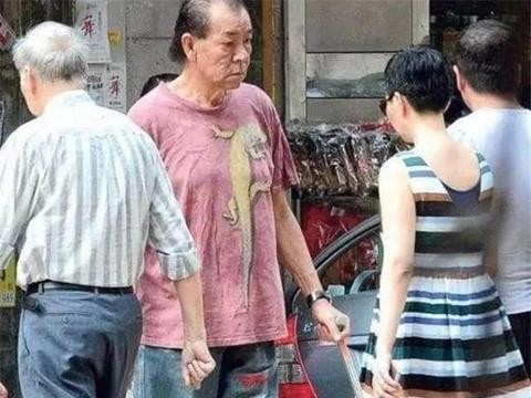 草莽出生，和周星驰合作《食神》，今68岁豪车都没，生活落魄！