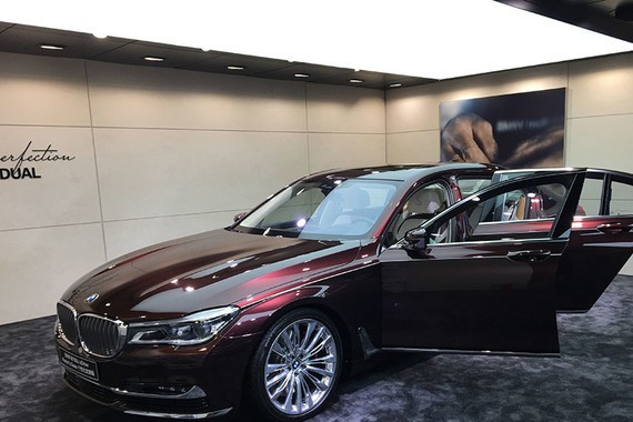 广州车展：宝马M760Li洛特天鹅定制版