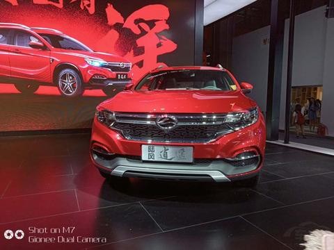 山寨军再现广州车展 10万元买“奔驰GLA” 你干不干？