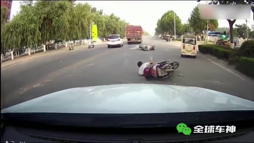美女骑电动车想超过大货车，结果把自己的命搭进去了