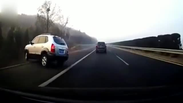 白色SUV疯狂变道,没想到一脚油门冲出了护栏,现场惨不忍睹