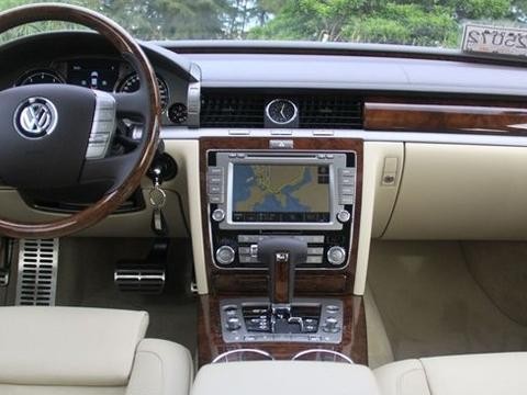 200万的大众辉腾像桑塔纳？看完内饰才知道土豪为啥买！