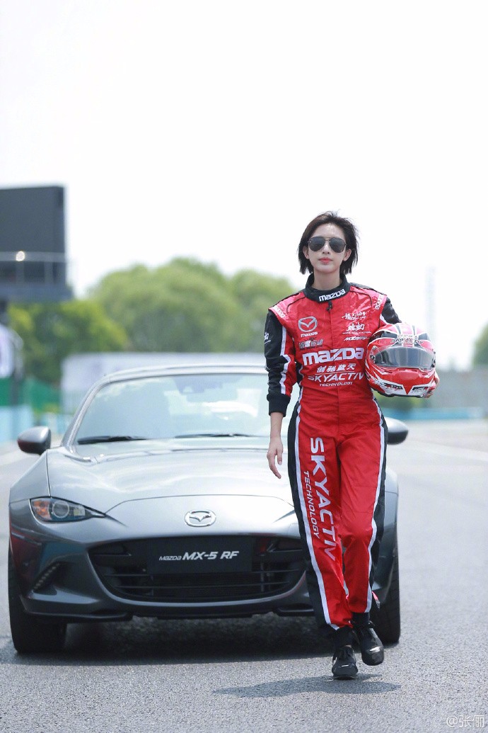 张俪化身职业赛车手，一身红色赛车服帅炸了