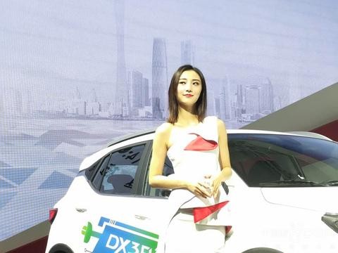 广州车展模特的眼睛勾人魂魄 谁能拨动你的心弦？