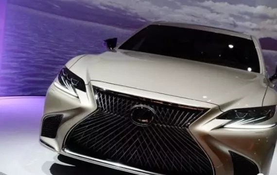 难产十年最后却干回老本行？雷克萨斯LS居然是照着纺织机造的