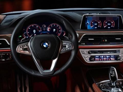 丈母娘给买的宝马750，小伙转身就给卖了，又买了台国产车