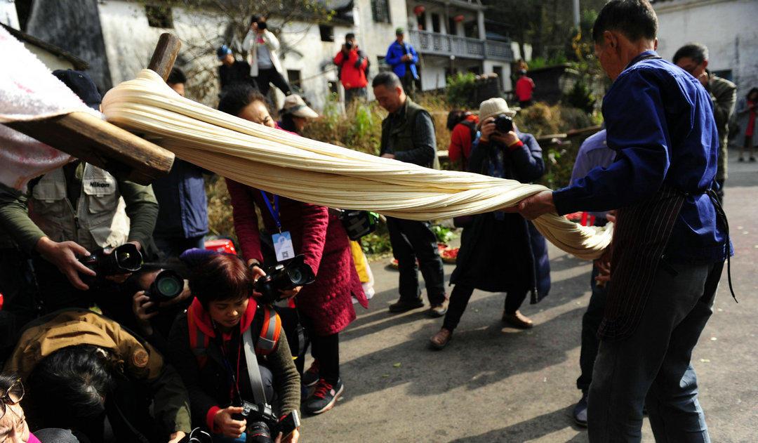 美食:几近消失的“扯糖”老手艺,安徽七旬老人拉出百米绝技! 几近消失的扯糖老手艺,安徽七旬老人拉出百米绝技,称扯了一辈子