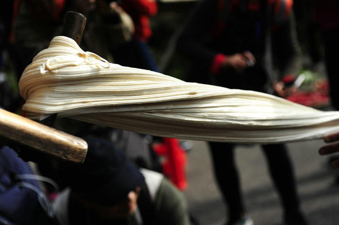 美食:几近消失的“扯糖”老手艺,安徽七旬老人拉出百米绝技! 几近消失的扯糖老手艺,安徽七旬老人拉出百米绝技,称扯了一辈子