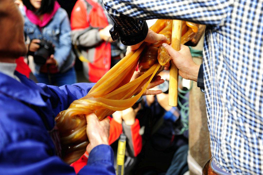 美食:几近消失的“扯糖”老手艺,安徽七旬老人拉出百米绝技! 几近消失的扯糖老手艺,安徽七旬老人拉出百米绝技,称扯了一辈子