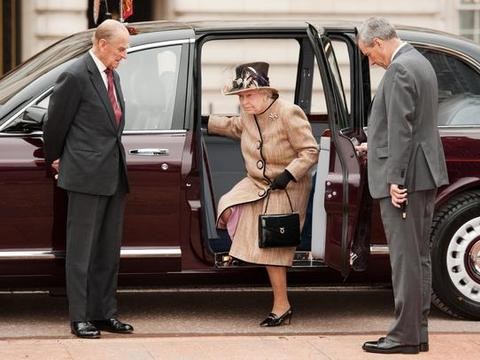从亿元宾利到出租车，英国女王家里都有些什么车？！