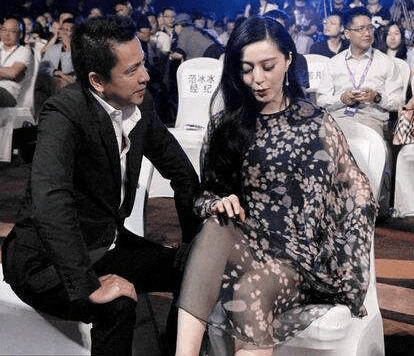 王中磊和美女玩寿桃画面太美 不过和他抱baby的画面相差甚远