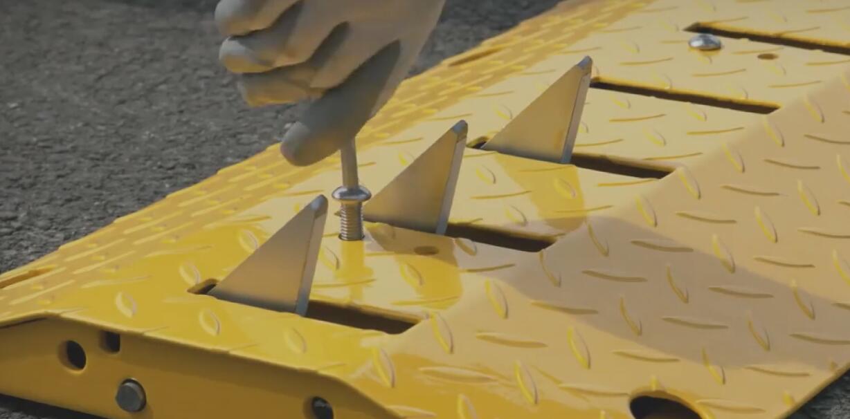 最残暴的减速带,敢逆向行驶分分钟扎爆你的4