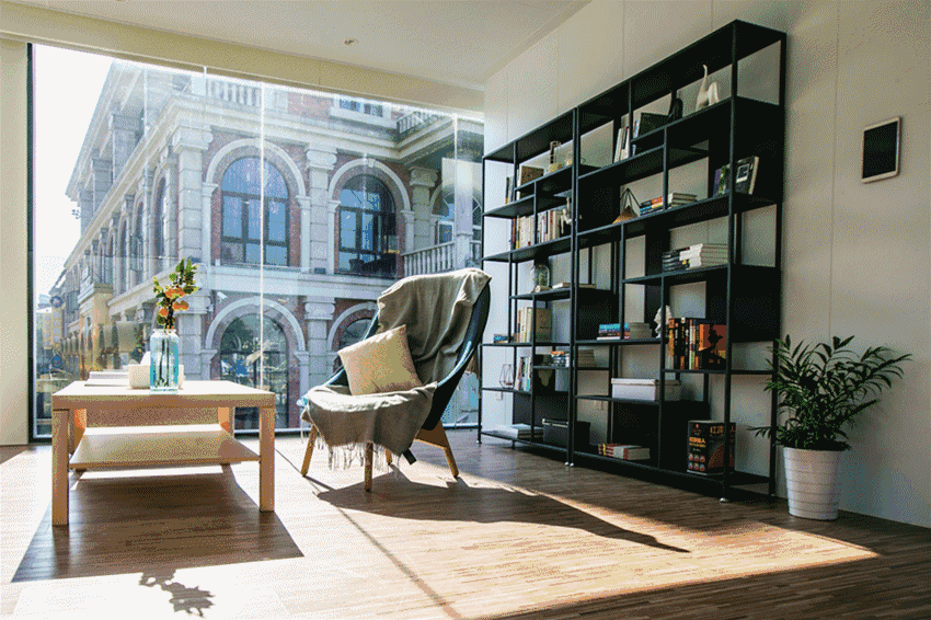 屋内配备的家居,如窗帘,灯具,音响等都可以通过语音和移动端app远