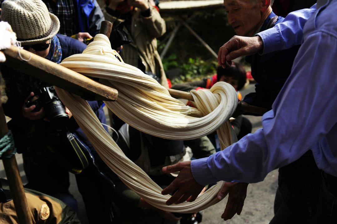 美食:几近消失的“扯糖”老手艺,安徽七旬老人拉出百米绝技! 几近消失的扯糖老手艺,安徽七旬老人拉出百米绝技,称扯了一辈子