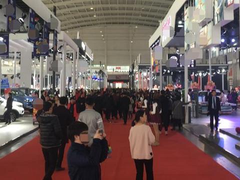 车展上农村小伙怒斥汽车销售，我长的不像买车还是咋滴