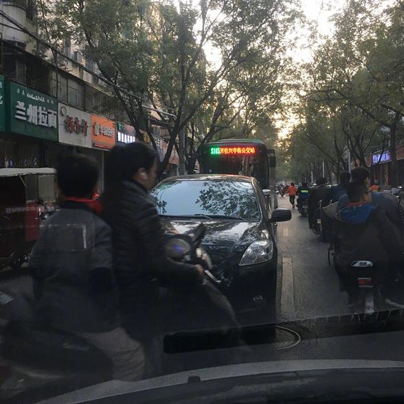 郑州女司机趁红灯去喝胡辣汤堵了一条街!女人