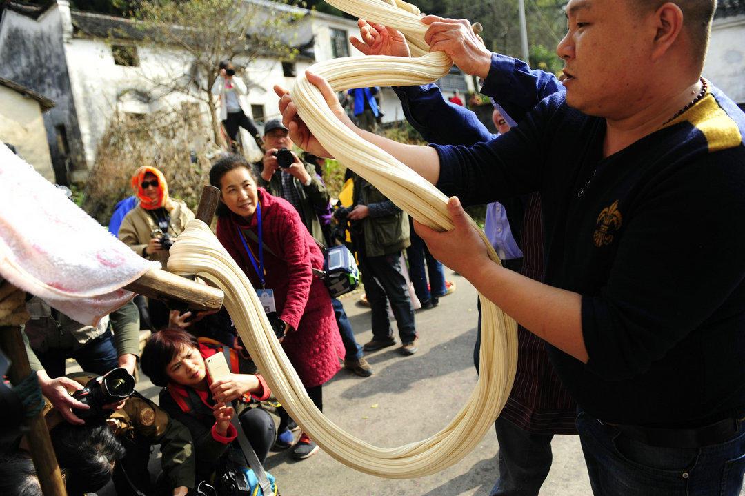 美食:几近消失的“扯糖”老手艺,安徽七旬老人拉出百米绝技! 几近消失的扯糖老手艺,安徽七旬老人拉出百米绝技,称扯了一辈子