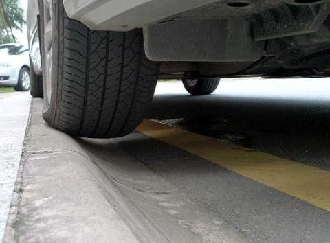 没学会这些，你敢在马路牙子上停车？