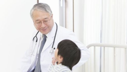 7岁小男孩一天吃6次母乳,母亲表示很无奈,医生