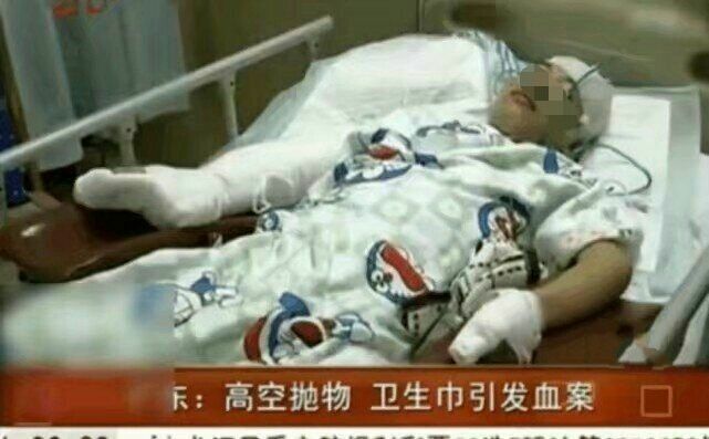 美女高空抛用完的卫生巾，不料竟然发生这一幕