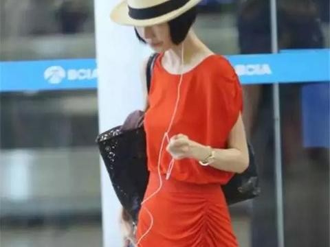 主持一姐，被誉为行走的骷髅架，百万奔驰只拿来买菜，气势十足！