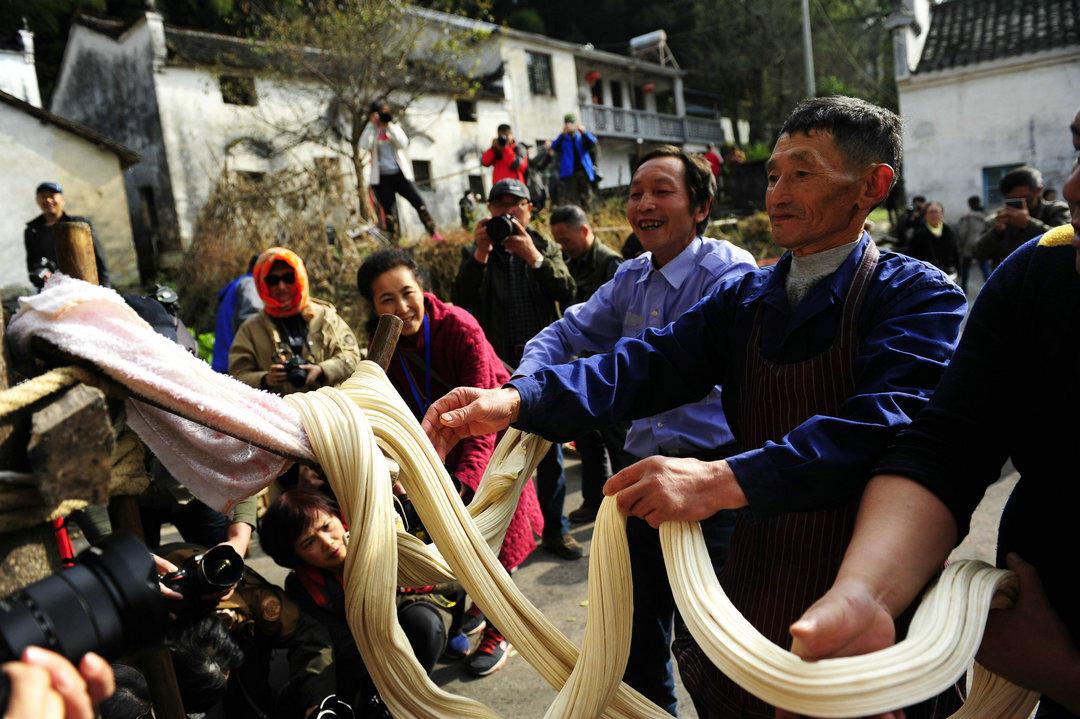 美食:几近消失的“扯糖”老手艺,安徽七旬老人拉出百米绝技! 几近消失的扯糖老手艺,安徽七旬老人拉出百米绝技,称扯了一辈子