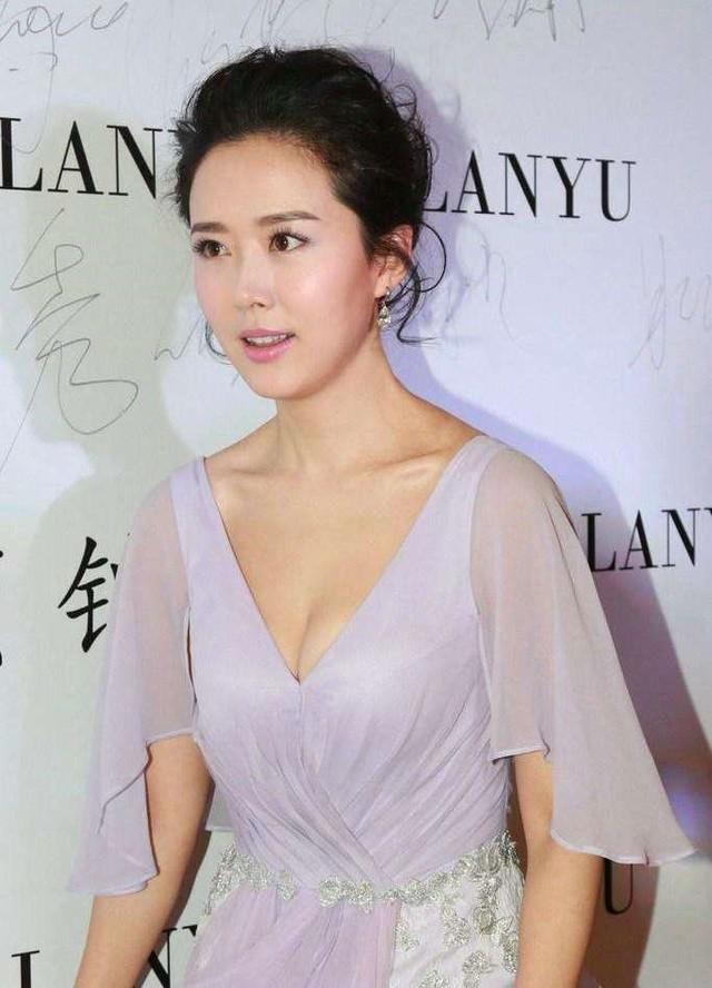 39岁颜丹晨近照，最美“嫦娥”结婚多年超低调，同班同学全大咖！
