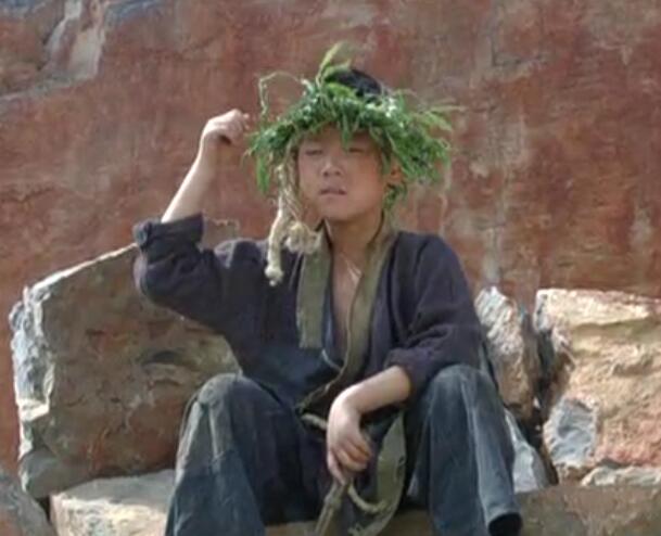 一穷小子向地主借钱葬父被打,多年后衣锦还乡,吓得地主双腿发软