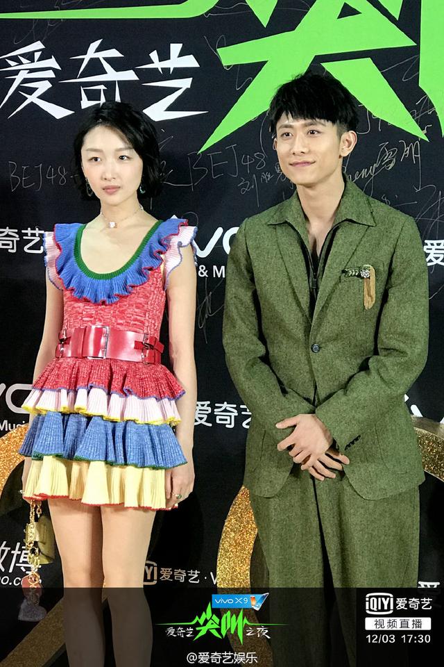 嘉人红毯唐嫣罗晋合体,杨幂工作室搞错礼服微