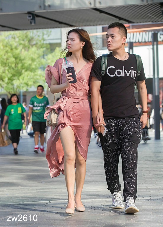 三里屯街拍:突然一阵大风刮来,让连衣裙美女有点不知所措