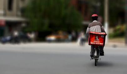 女子点外卖非要长得帅的送，结果快递小哥准时敲门时