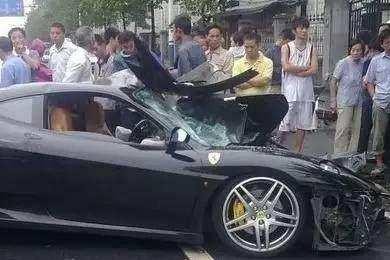 400万法拉利撞上辉腾，众人以为要干架，没想到两位车主握手言和