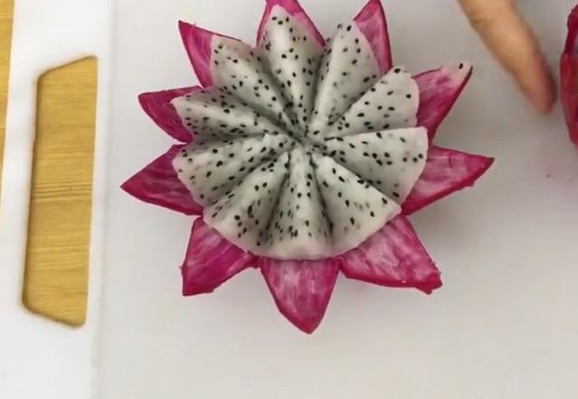 一把剪刀, 把火龙果剪成莲花, 招待朋友倍有面