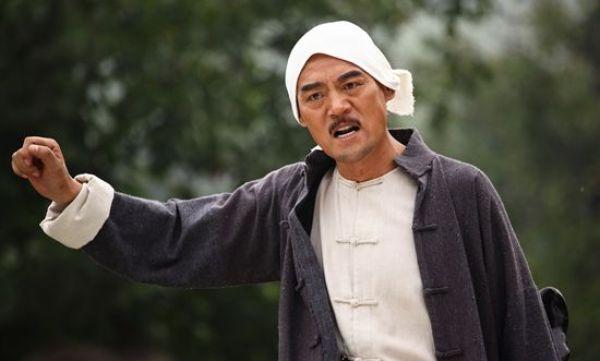巍子,原名王巍,曾经主演过《笑傲江湖》中的岳不群,《天下      》中