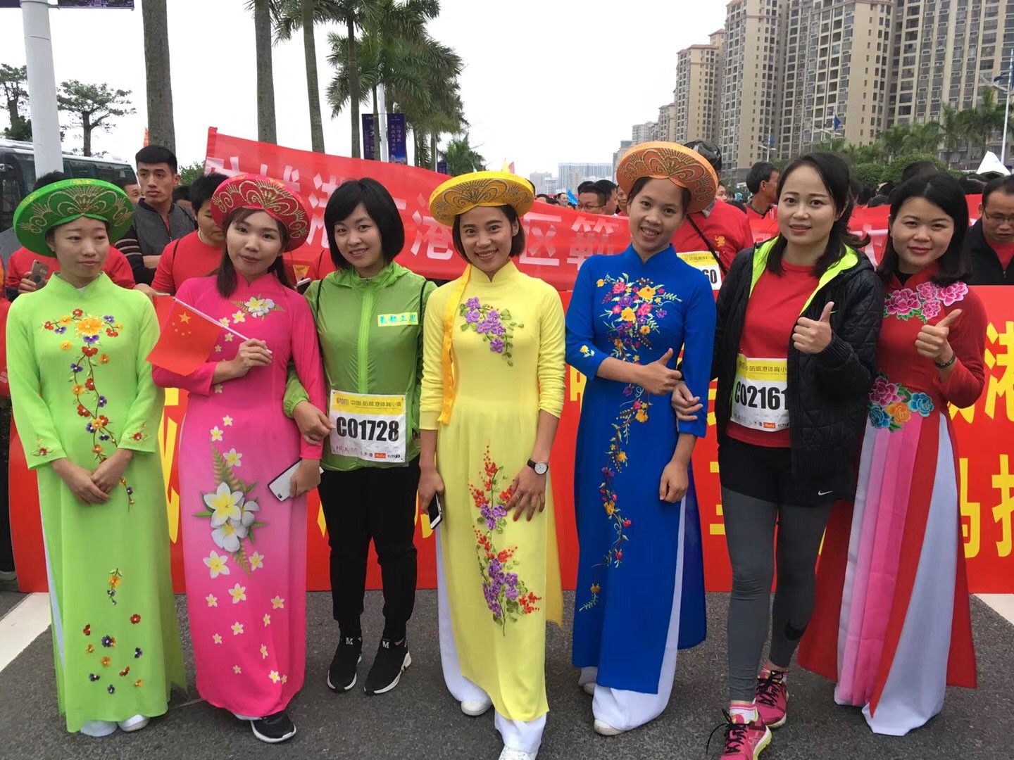 防城港雨雾蒙蒙,东盟国际马拉松比赛选手们依旧神采奕奕_新浪看点