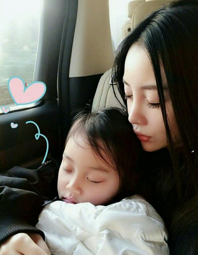 李小璐划破手故意撒娇喊疼，甜馨教育：能不能不要这么娇气？