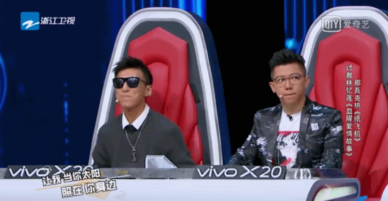 林俊杰情不自禁的拍起了手,还喃喃自语说好爱好爱这首歌!
