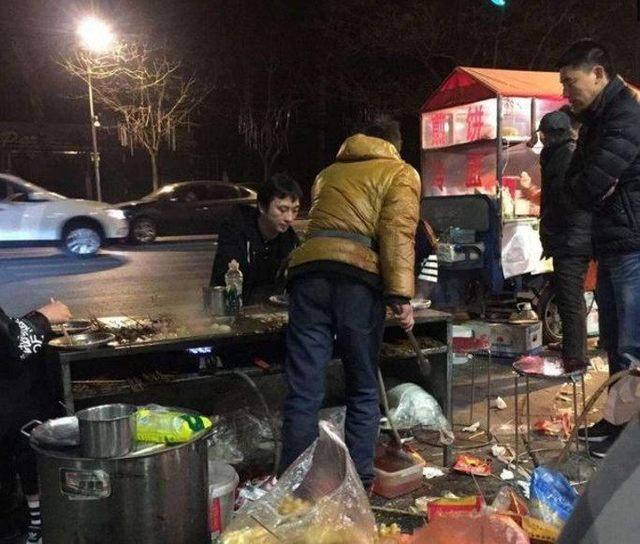 明星们吃路边摊晒美食,有些却是在秀脸,网友:不知道该看啥?