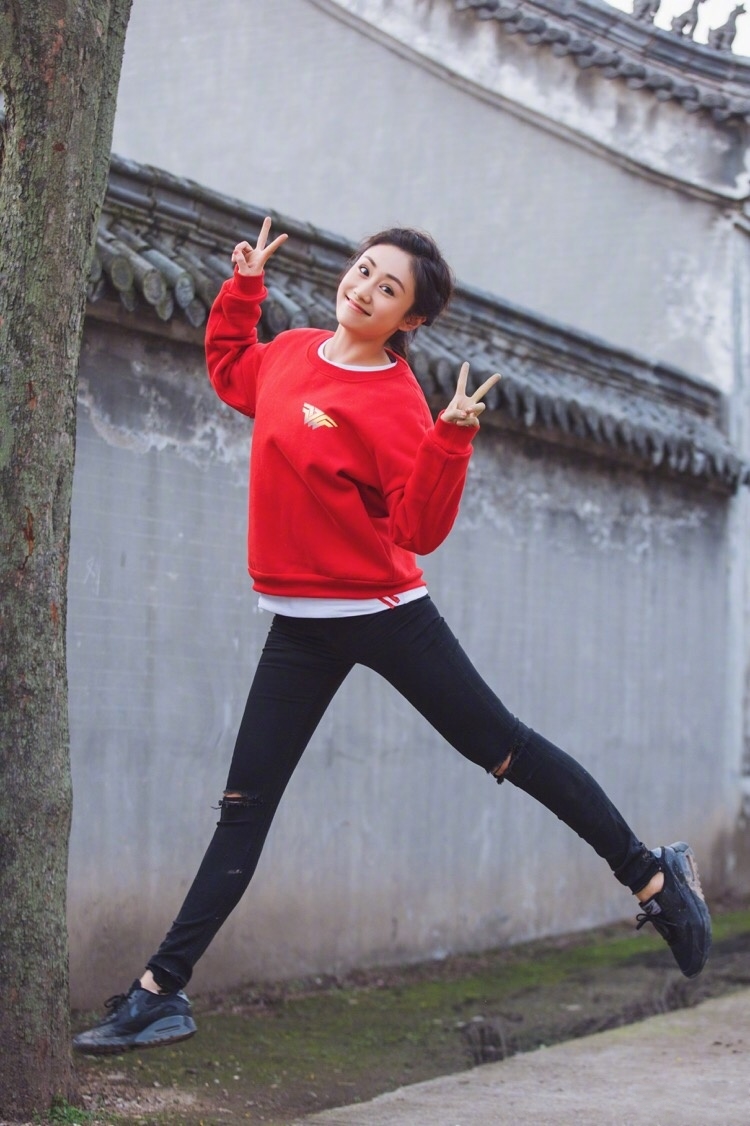 37岁刘芸中了什么魔?穿艳丽红衣跳舞真够"魅惑"