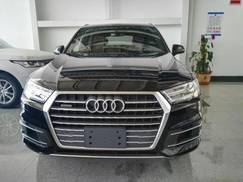 17款奥迪Q7 3.0T领先型白外黑内加版实拍
