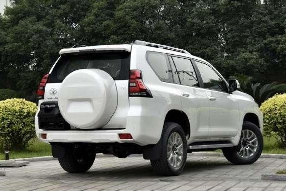 新款普拉多已到店，后挂备胎好帅，想去提车时看到这个直接犹豫了